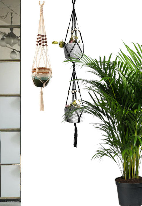 Suspension Macramé Mégane Atelier Macramé sur un mur blanc et avec une plante verte