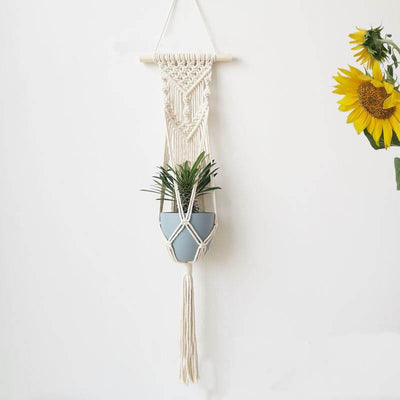 Suspension en Macramé Olivier Atelier Macramé avec un tournesol.