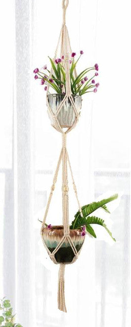 Suspension en Macramé  Samra Atelier Macramé en face d'une fenetre