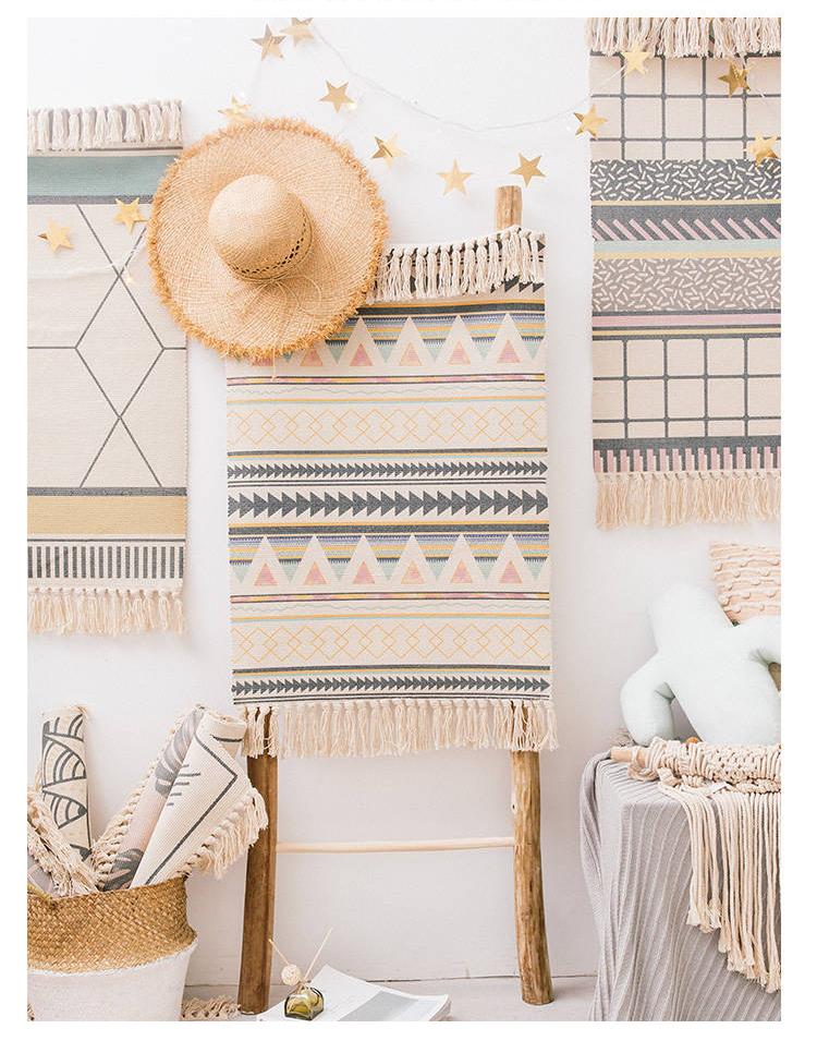 Tapis Macramé Maël Atelier Macramé accroché sur un mur avec un chapeau