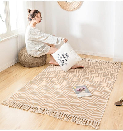 Tapis Macramé Ombeline Atelier Macramé dans une chambre avec un coussin blanc