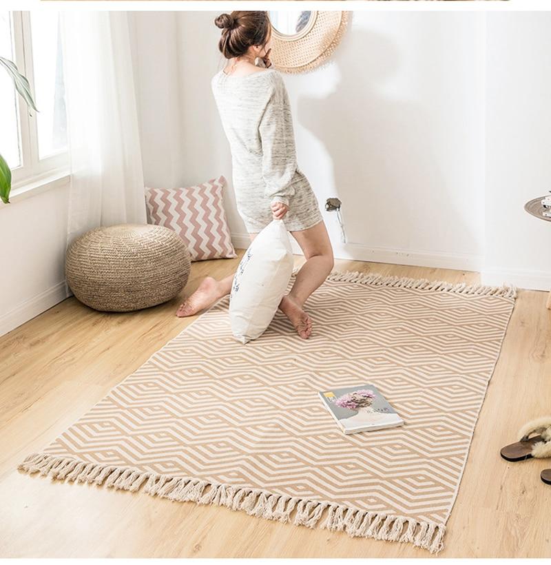 Tapis Macramé Ombeline Atelier Macramé dans une chambre avec un livre sur le tapis