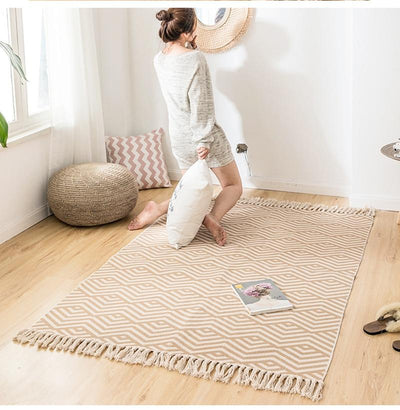 Tapis Macramé Ombeline Atelier Macramé dans une chambre avec un livre sur le tapis