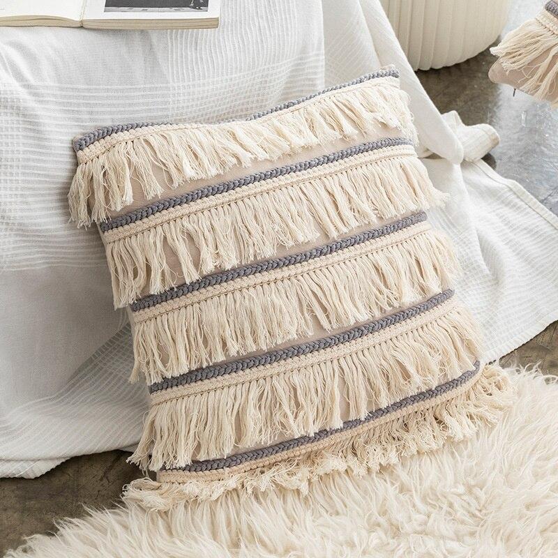 Coussin Macramé Ales Atelier Macramé sur un tapis blanc