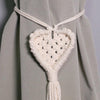 Embrasse Rideau Macramé Coeur Atelier Macramé sur un rideau gris détails sur le coeur en coton