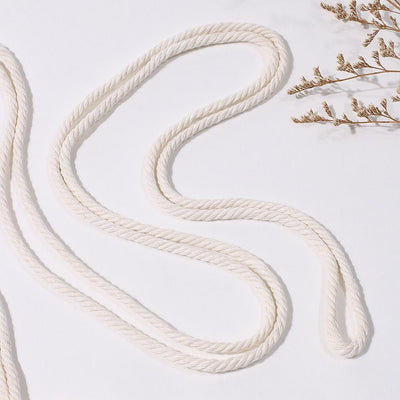 Embrasse Rideau en Tissue Olivine Atelier Macramé sur une table blanche détails sur la corde en coton