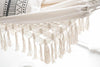 Hamac Macramé Kellyn Atelier Macramé détails sur les franges en coton dans un salon