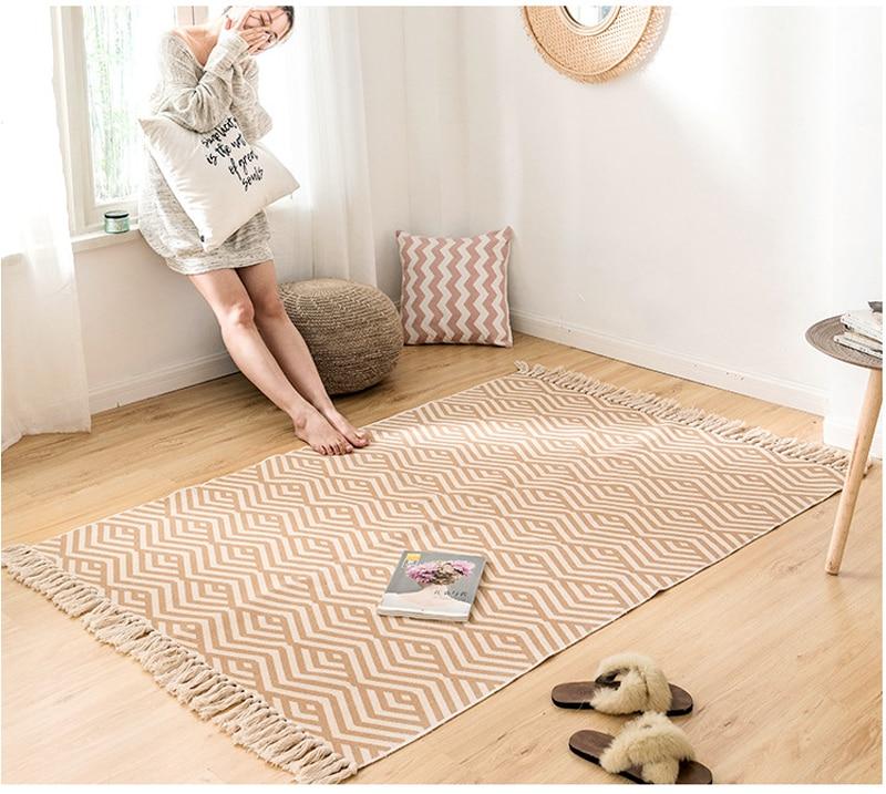 Tapis Macramé Ombeline Atelier Macramé dans une chambre avec des chaussons sur le tapis